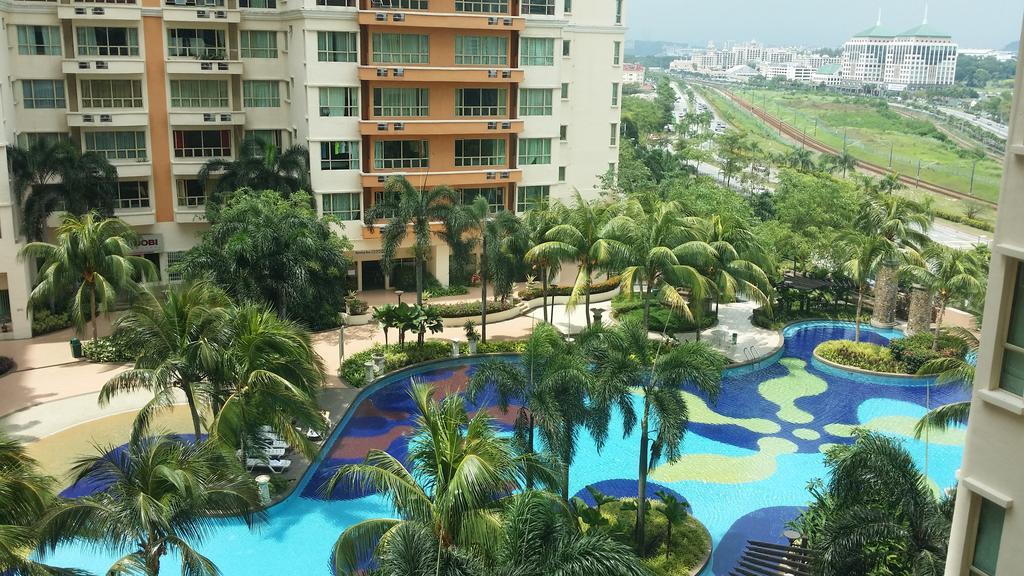 Qaiser Executive East Lake Apartment Kampong Bohol